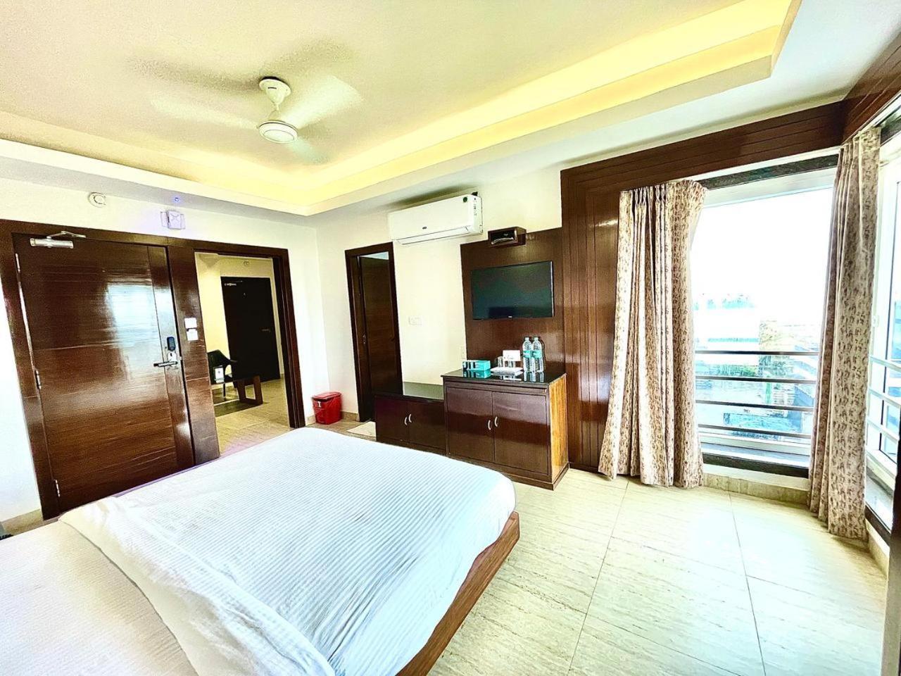 Gr Palace, In Front Of Sea-Beach With Breakfast, Swimming-Pool, Fully Air-Conditioned, Hotel With Parking Availability Puri Exterior foto