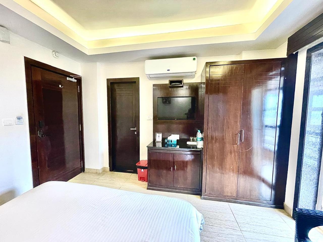 Gr Palace, In Front Of Sea-Beach With Breakfast, Swimming-Pool, Fully Air-Conditioned, Hotel With Parking Availability Puri Exterior foto