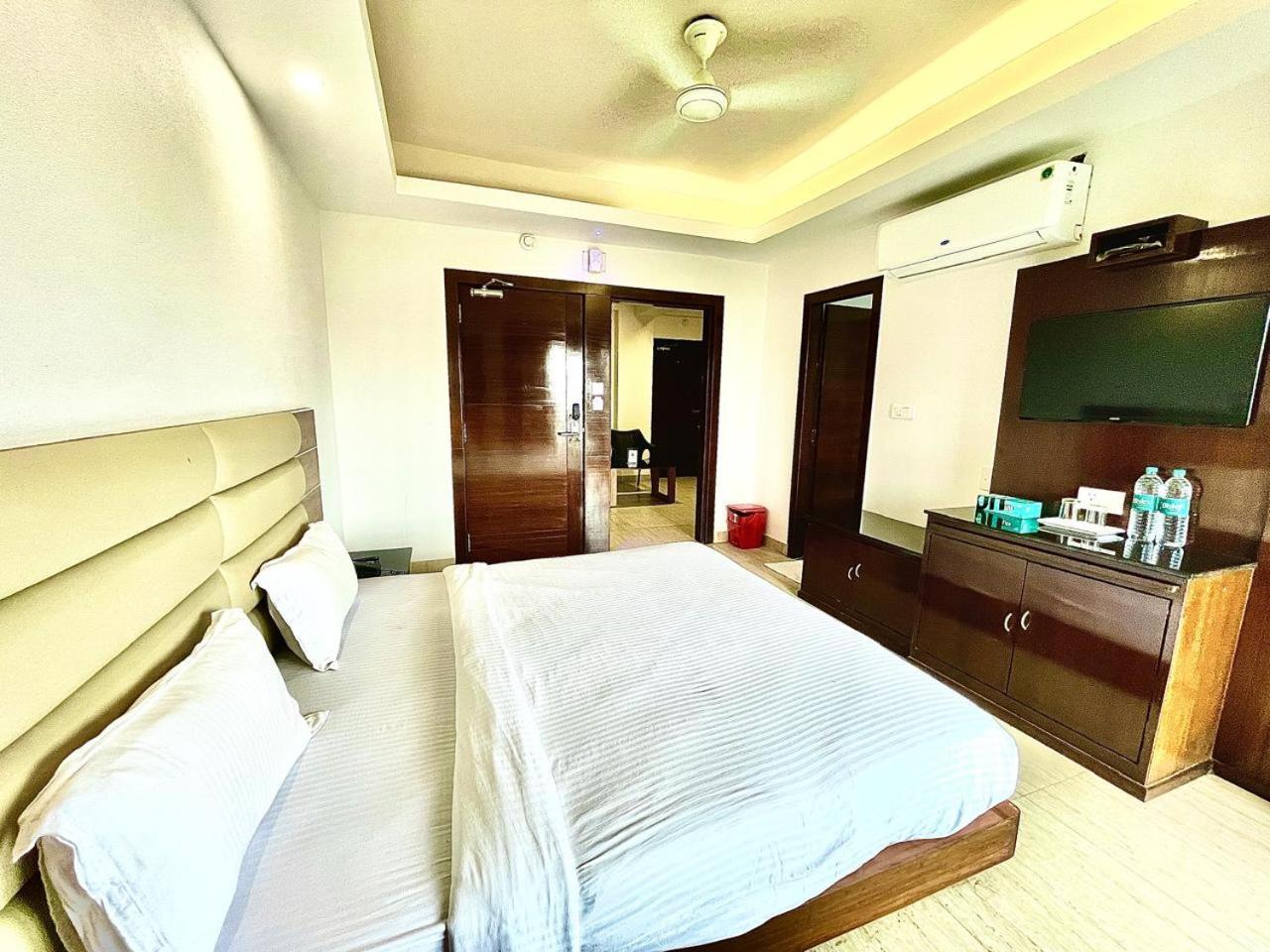 Gr Palace, In Front Of Sea-Beach With Breakfast, Swimming-Pool, Fully Air-Conditioned, Hotel With Parking Availability Puri Exterior foto